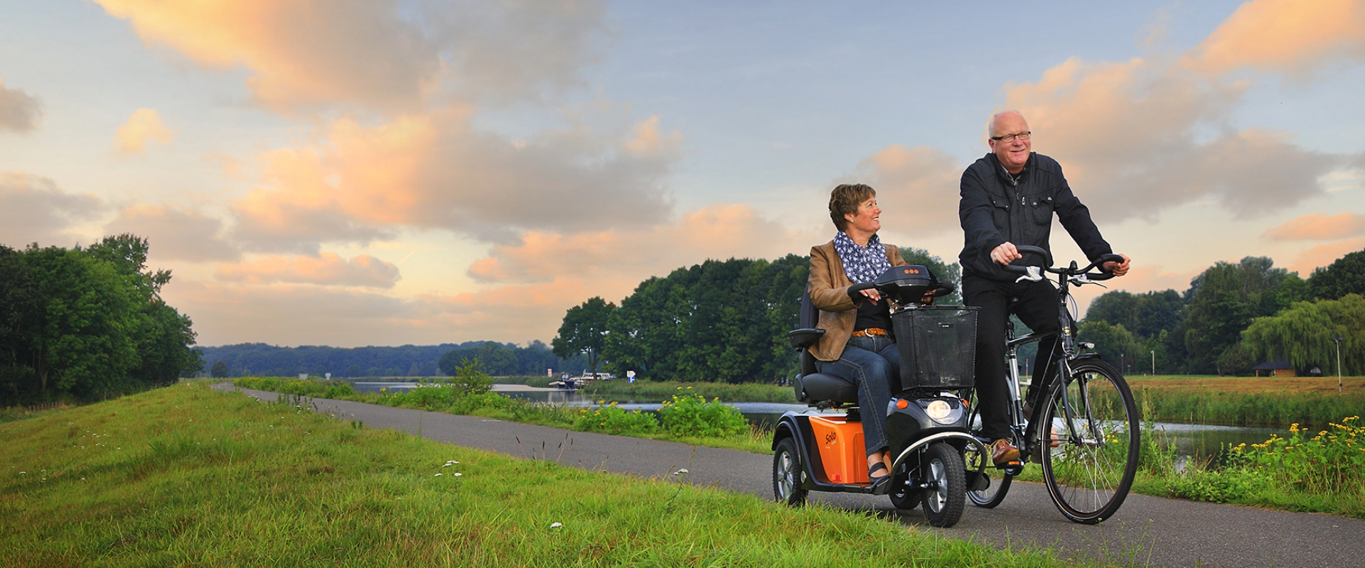Solo 3 fietsen op de dijk